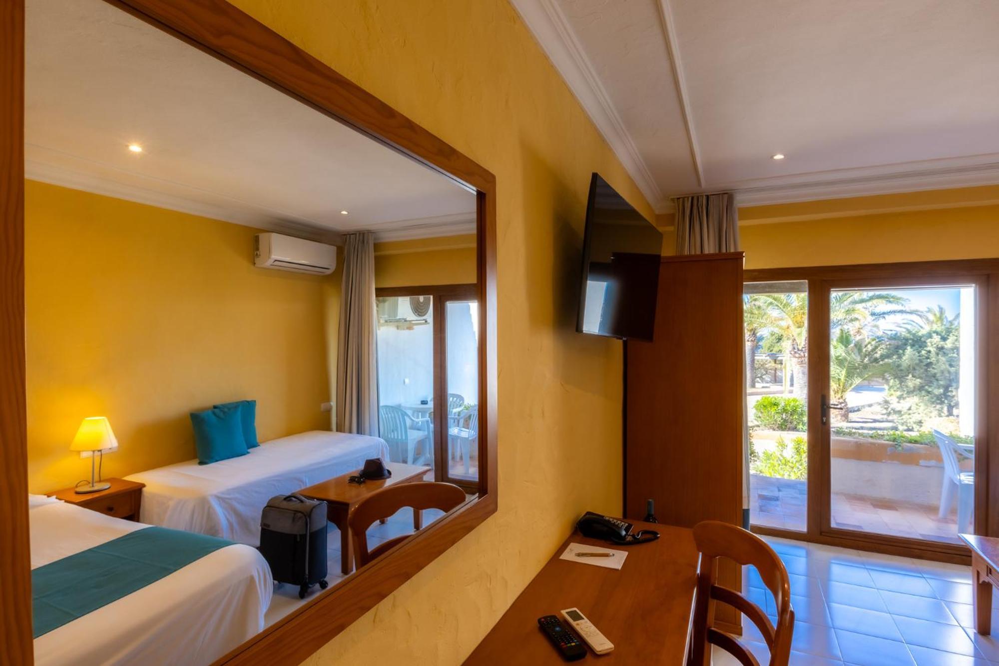 Hotel Club Sunway Punta Prima Es Pujols Esterno foto