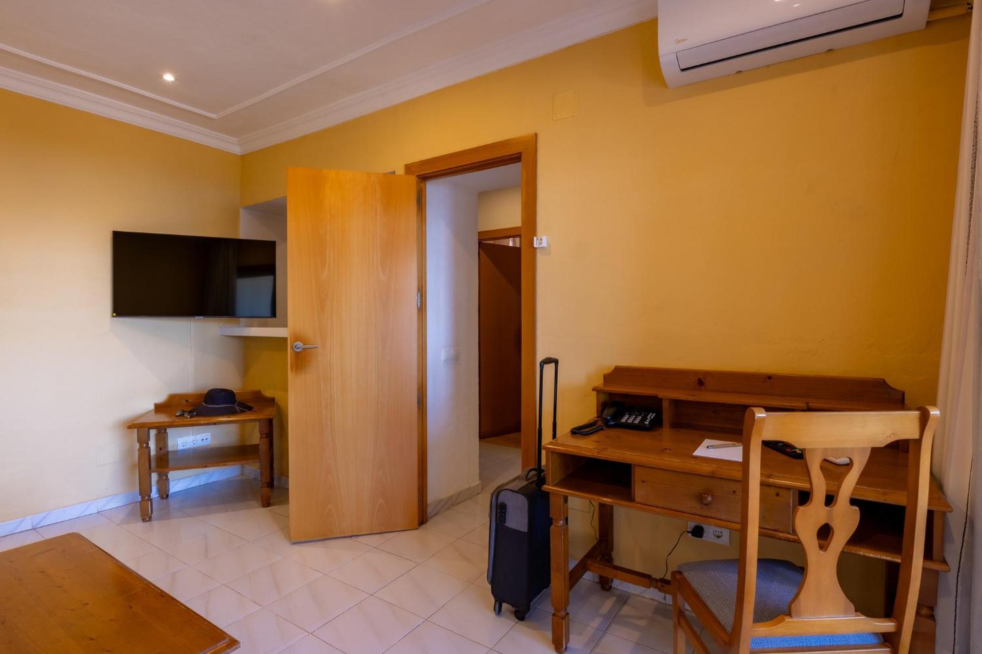 Hotel Club Sunway Punta Prima Es Pujols Esterno foto